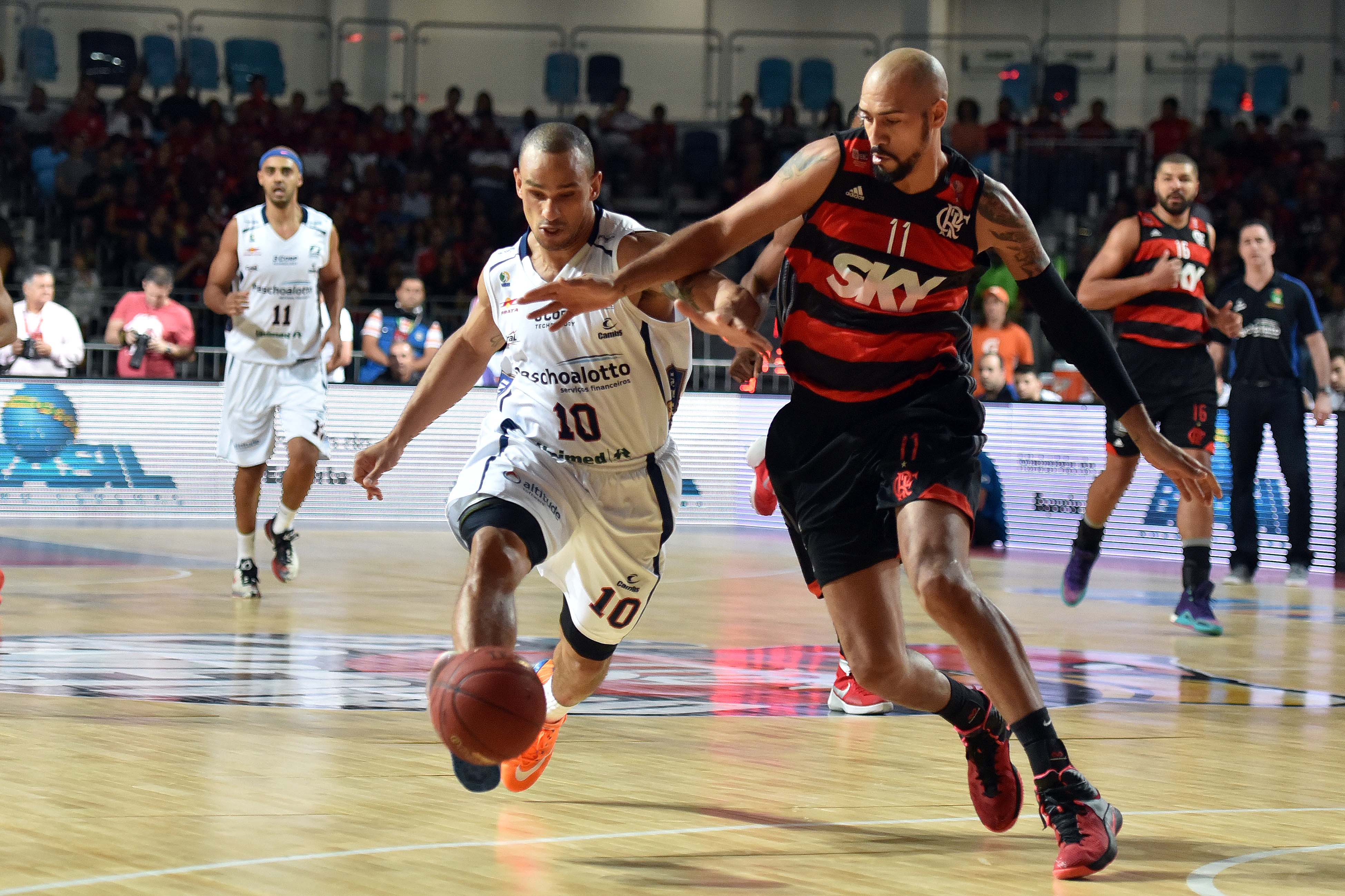 Alex, do Bauru, e Marquinhos, do Flamengo