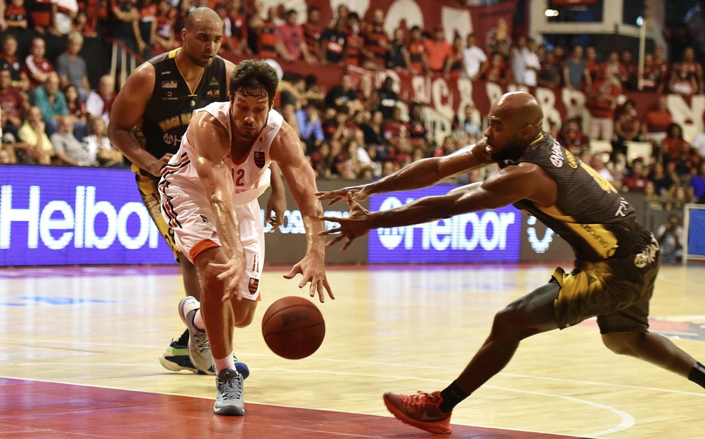 Muita disputa: Mogi e Flamengo fizeram partidas para lá de equilibradas em seus últimos encontros (João Pires/LNB)