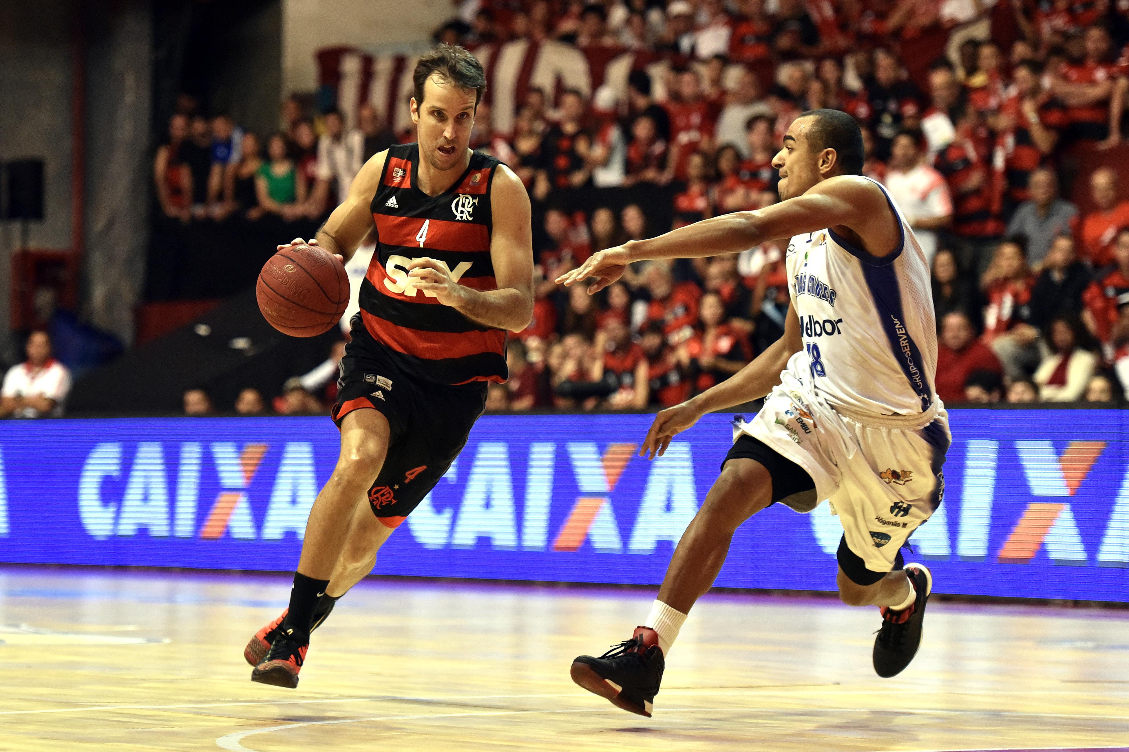 Marcelinho, do Flamengo, e Jimmy, do Mogi