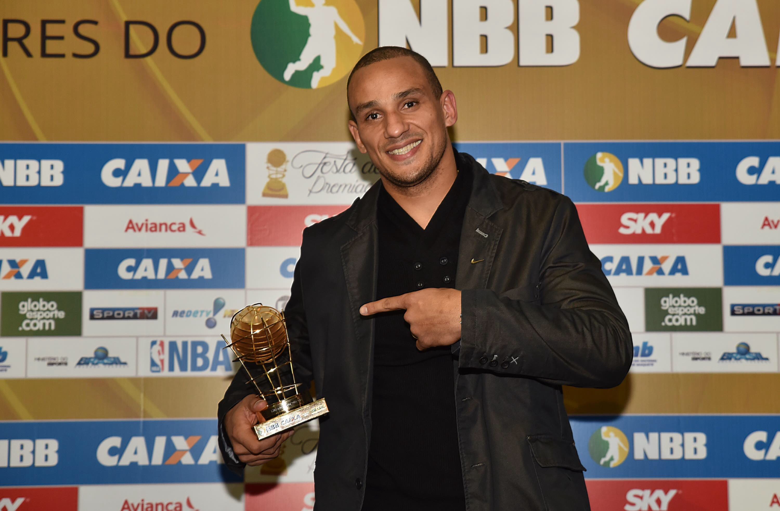 Vice-campeão do NBB CAIXA, Alex Garcia, do Bauru, venceu o prêmio de melhor defensor da temporada (João Pires/LNB)