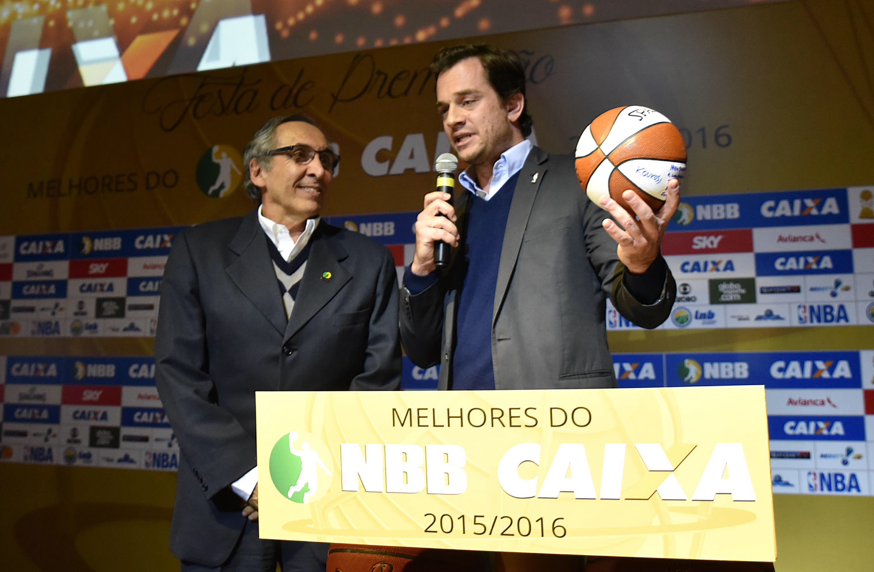 Arnon de Mello presenteia Kouros com a bola das finais da NBA, durante cerimônia de Premiação dos Melhores do NBB CAIXA 15/16.