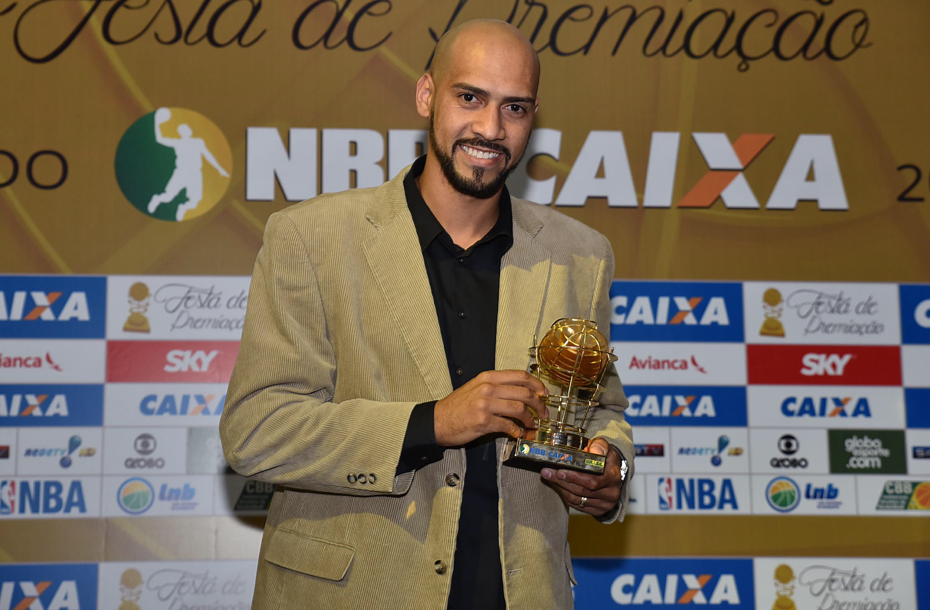 Marquinhos repetiu o feito de 2012/2013 e faturou o troféu de MVP (João Pires/LNB)