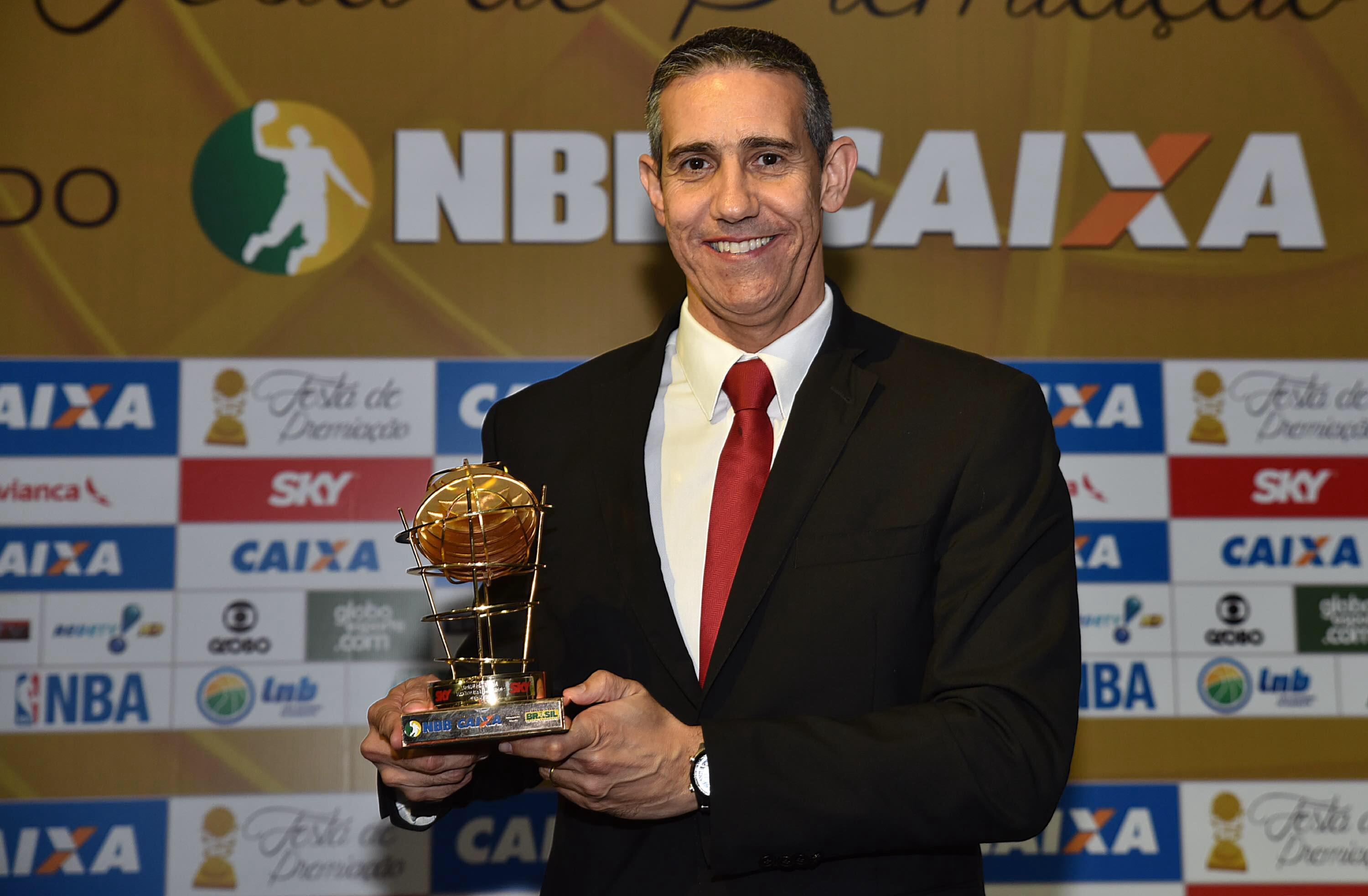 Tetracampeão do NBB CAIXA, José Neto faturou o prêmio de melhor técnico da temporada 2015/2016 (João Pires/LNB)