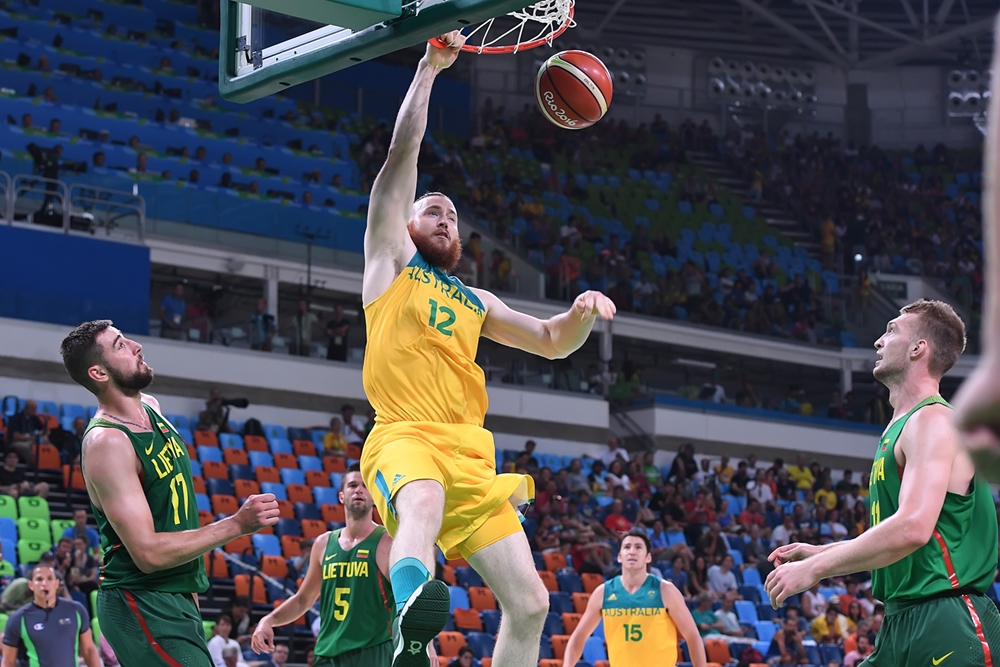 Com ótimas jogadas no garrafão, Aaron Baynes foi figura importante no triunfo australiano (FIBA/Divulgação)