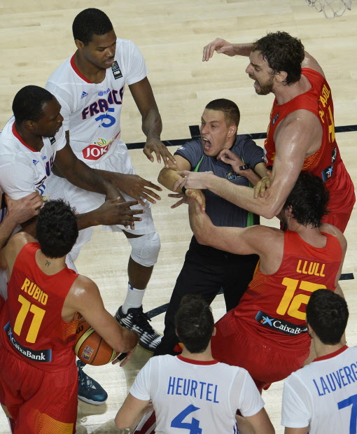 À flor da pele: duelo entre França e Espanha em Londres teve princípio de confusão (FIBA/Divulgação)