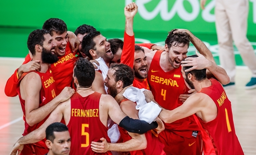 Bronze no peito: espanhóis fizeram muita festa após a dramática vitória (FIBA/Divulgação)
