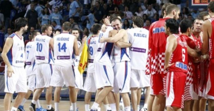 Único embate entre os países no basquete masculino teve desfecho dramático e vitória sérvia (FIBA/Divulgação)