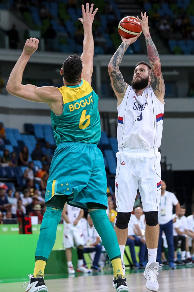 Pivô Raduljica marcou 25 pontos, mas não evitou o revés sérvio (FIBA/Divulgação)