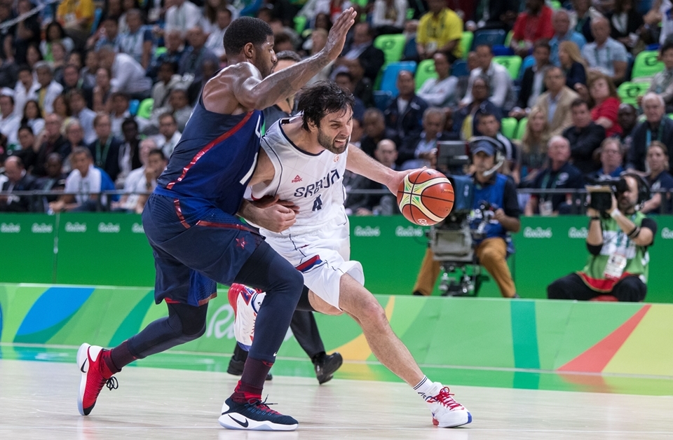 Teodosic sofreu com a forte marcação dos EUA e não conseguiu conduzir a Sérvia a um grande desempenho (FIBA/Divulgação)