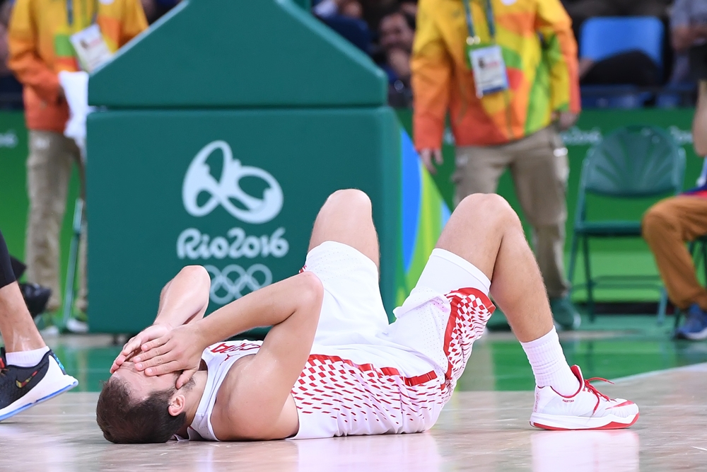 Alegria de um lado, tristeza do outro: croatas não esconderam decepção com a dramática derrota (FIBA/Divulgação)