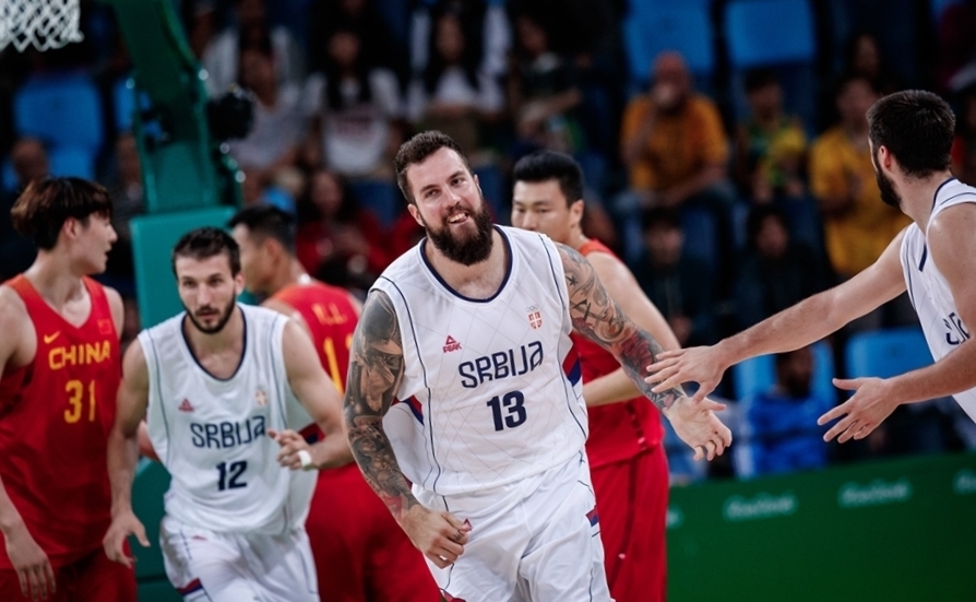 Sérvia, do pivô Raduljica, garantiu um lugar entre os oito melhores dos Jogos Olímpicos do Rio (FIBA/Divulgação)