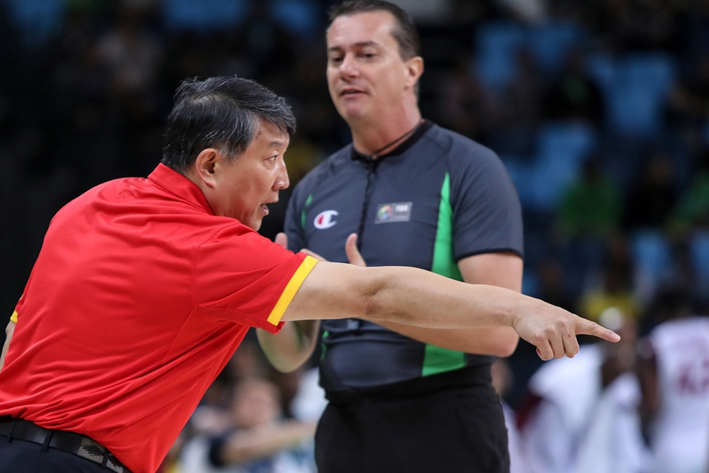 Maranho ouve reclamação do técnico chinês durante jogo da 1ª fase; árbitro está em sua 3ª participação olímpica (FIBA/Divulgação)