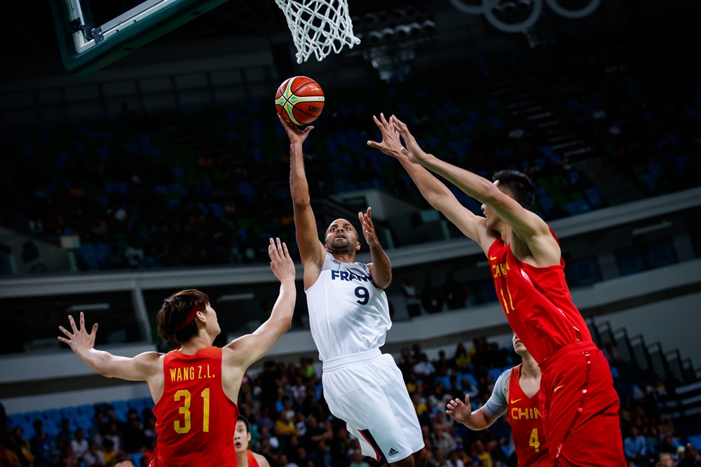 França, do experiente armador Tony Parker, não teve maiores dificuldades para vencer a China (FIBA/Divulgação)