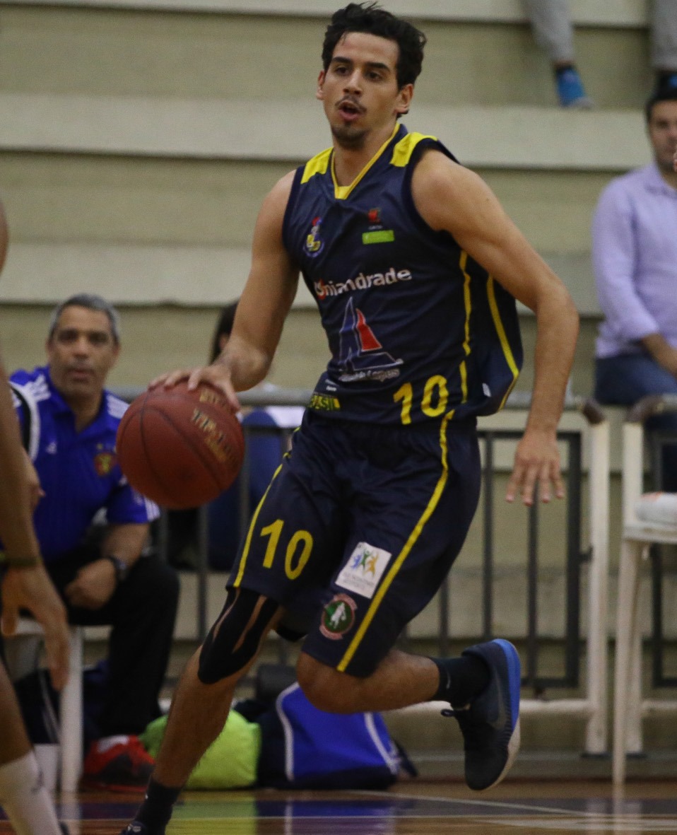 Basquete Curitiba, do armador Nico, foi um dos vitoriosos da 1ª rodada (Luiz Pires/LNB)