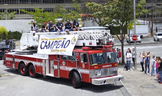 Jogadores e membros da comissão técnica do Mogi das Cruzes desfilaram em carro aberto em comemoração ao título do Campeonato Paulista (Antonio Penedo/Mogi-Helbor)