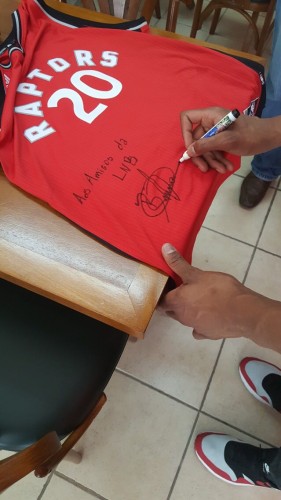 Bruno deixou uma camisa autografada de presente para o escritório da LNB (Divulgação/LNB)