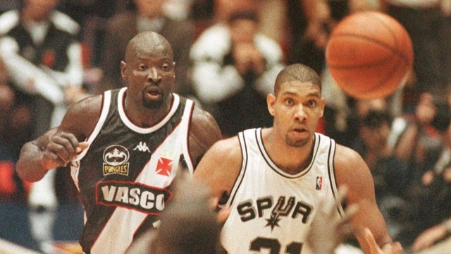 Tim-Duncan-e-Vargas-no-jogo-de-basquete-entre-Vasco-e-San-Antonio-Spurs-em-1999