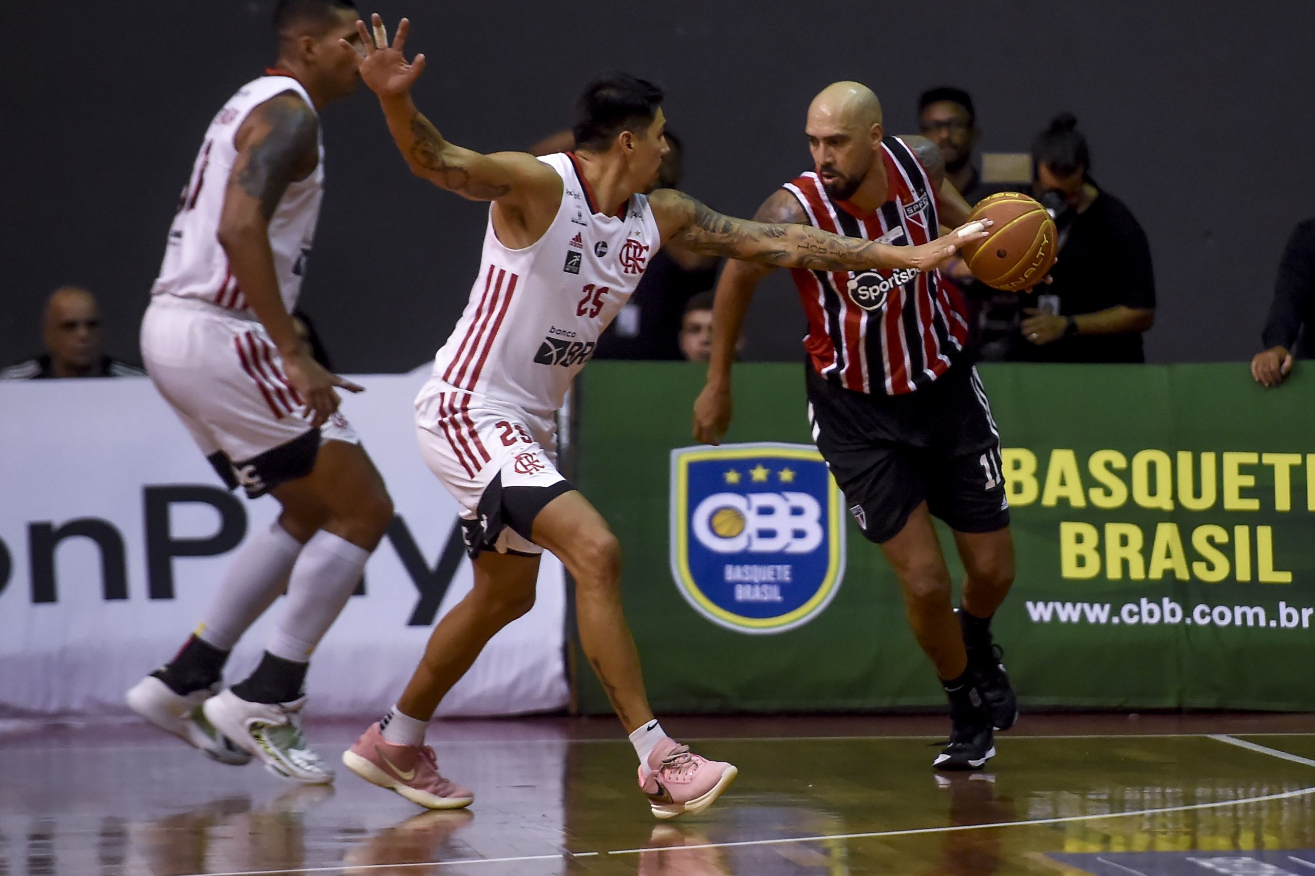 Em jogo emocionante, FlaBasquete vence o São Paulo fora de casa e assume a  Liderança do NBB